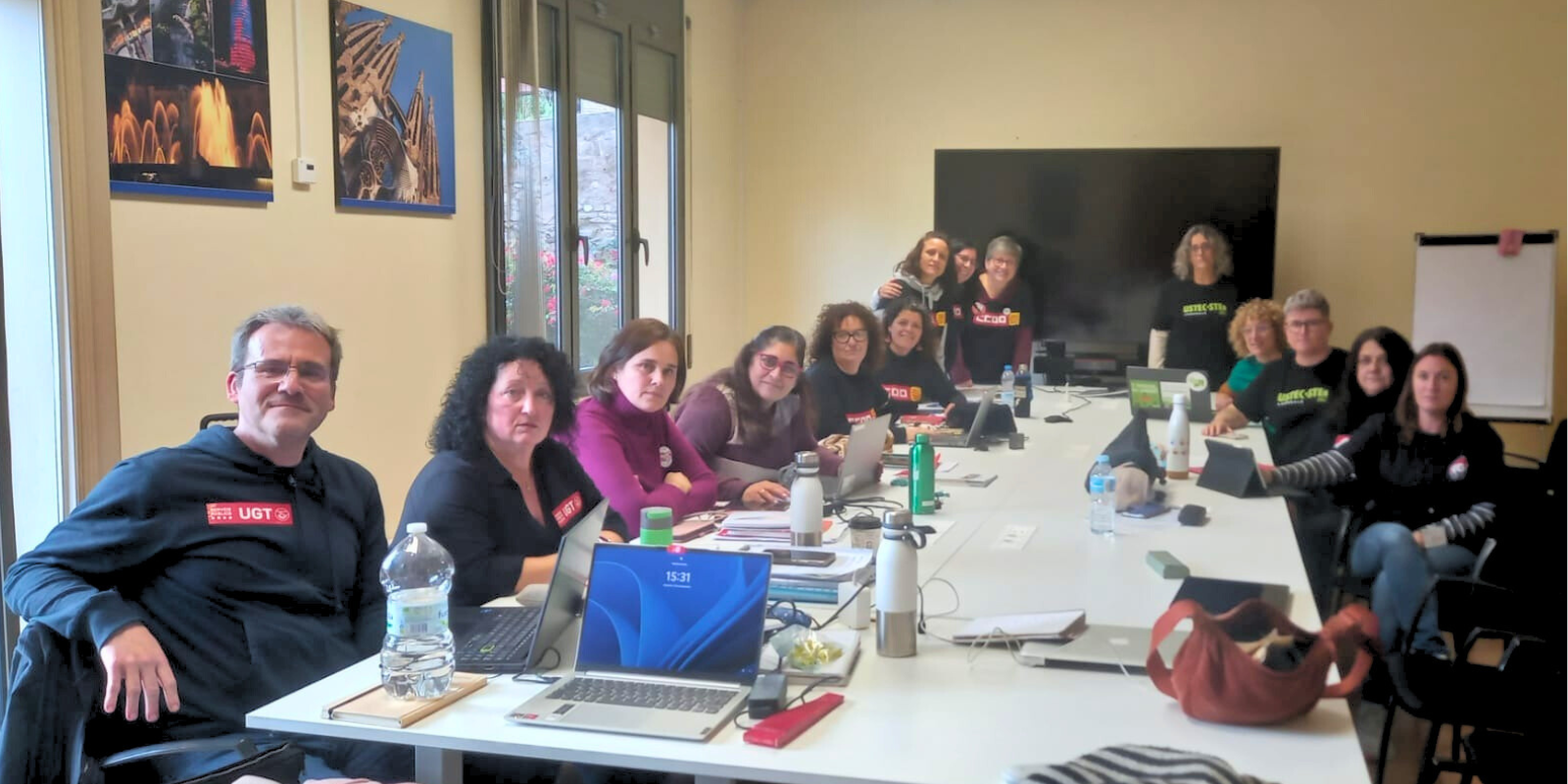 Els sindicats ensenyen múscul i es tanquen a Educació per exigir un complement mensual de 473 € Els sindicats ensenyen múscul i es tanquen a Educació per exigir un complement mensual de 473 €