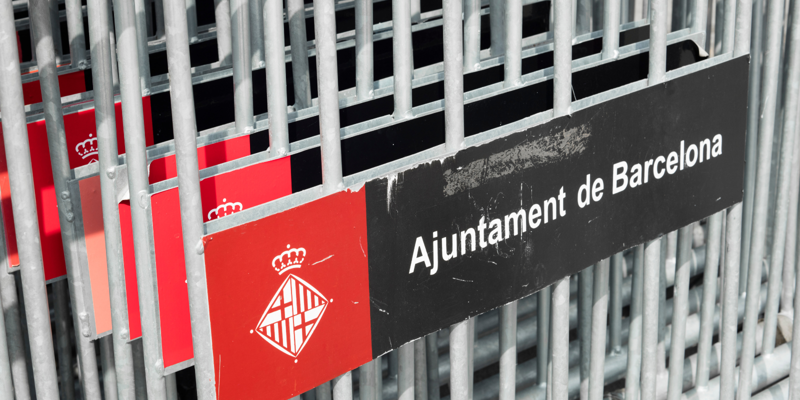 Ajuntament de Barcelona. Edifici Novíssim i escultura Homenatge als castellers