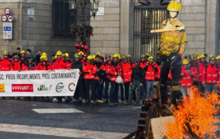 Bombers protesten davant de la Generalitat per reclamar millores laborals i de seguretat