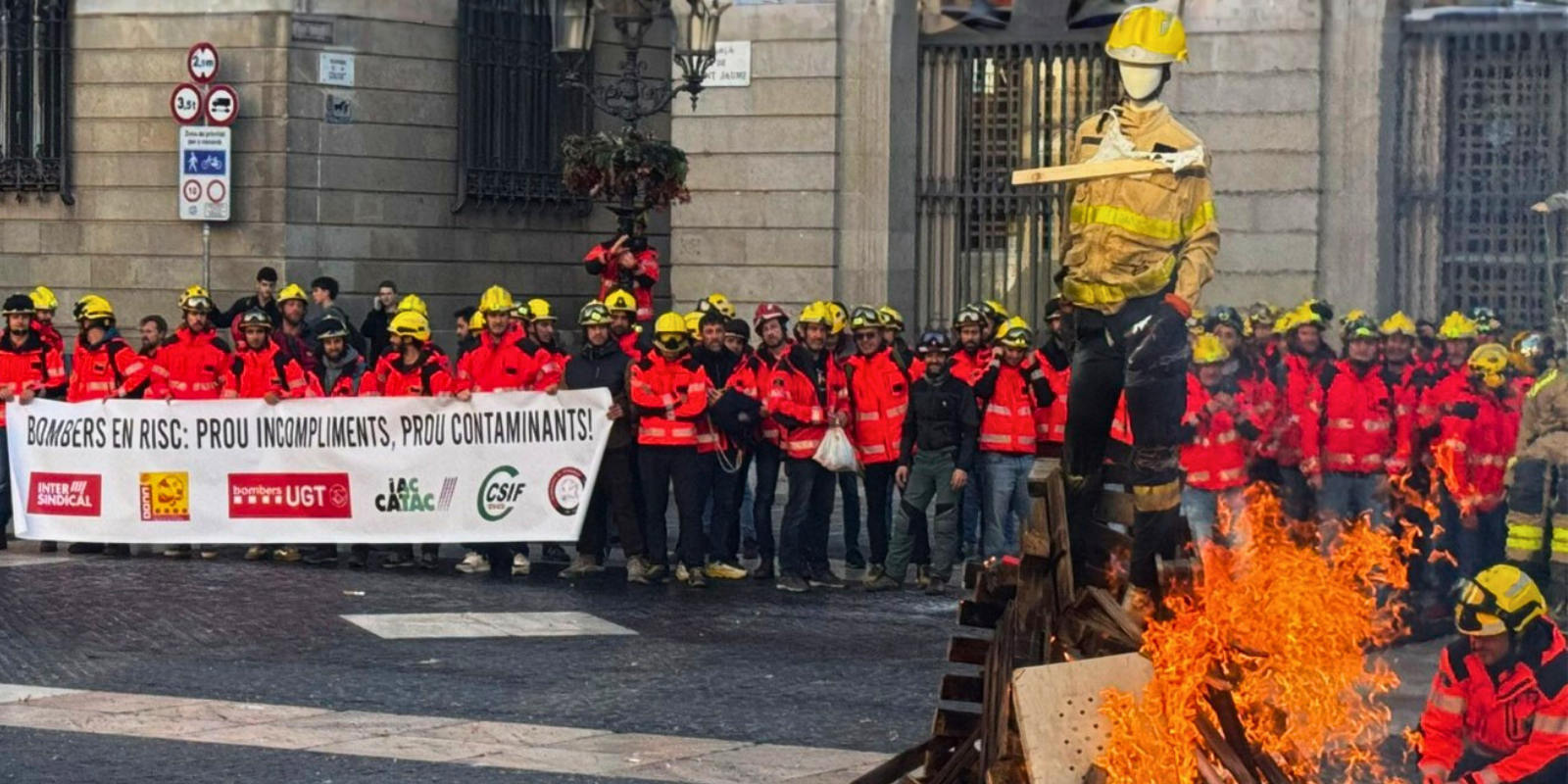 Bombers protesten davant de la Generalitat per reclamar millores laborals i de seguretat Bombers protesten davant de la Generalitat per reclamar millores laborals i de seguretat