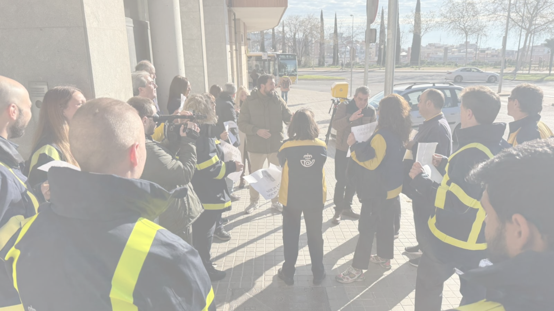 Treballadors de Correus es mobilitzen a Badalona per exigir resposta a la sobrecàrrega de feina